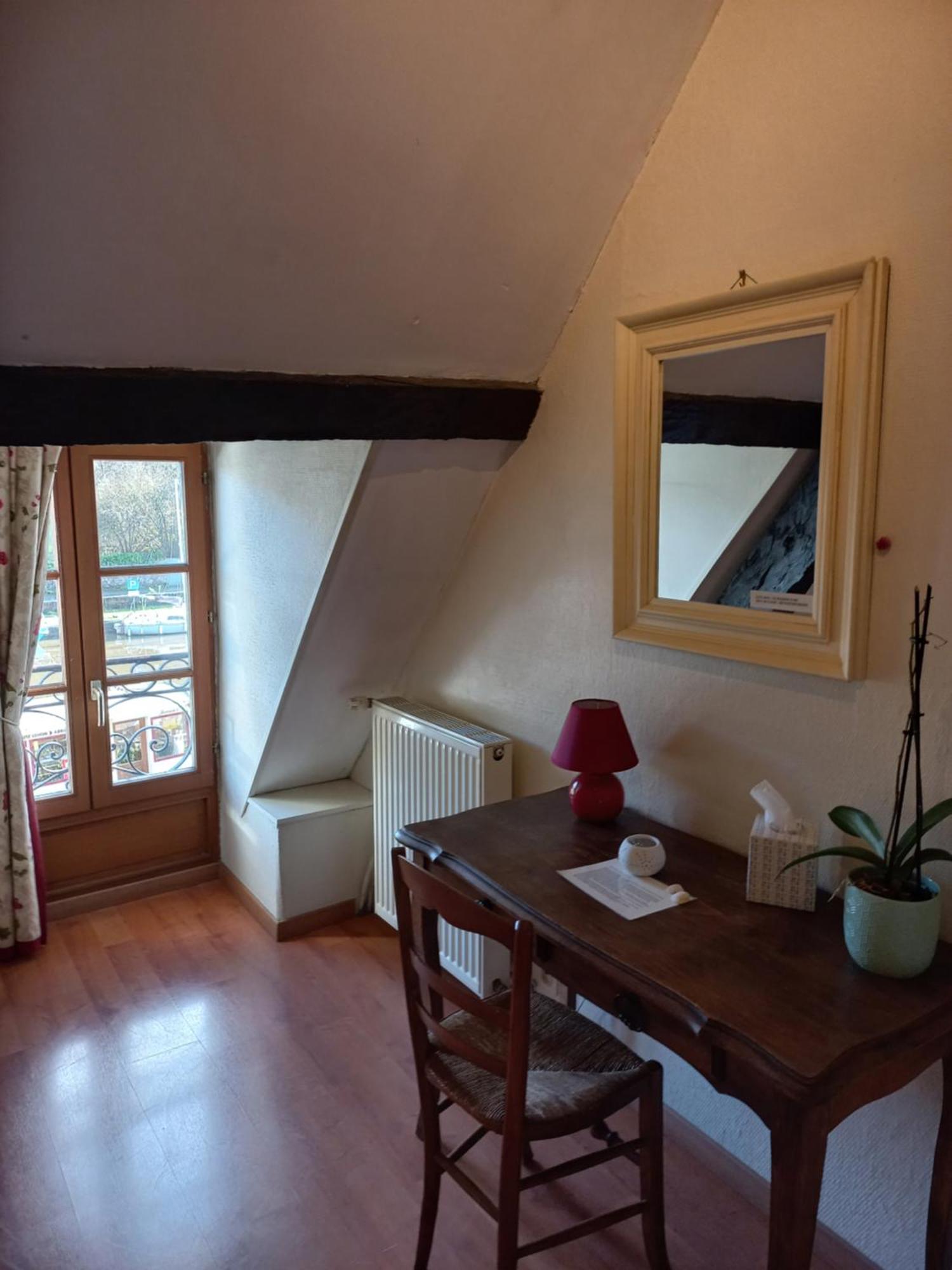 Le Poisson Ivre Bed & Breakfast Dinan Exterior photo